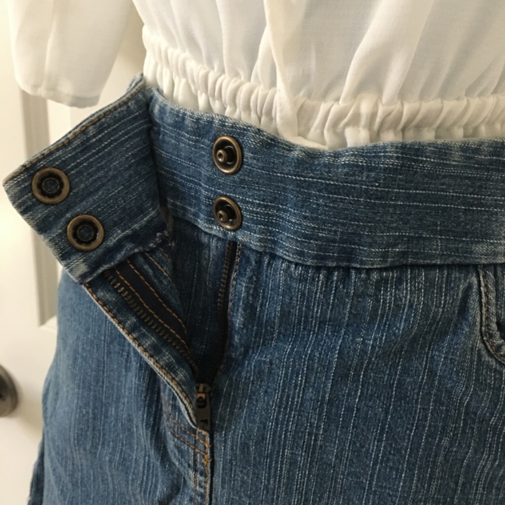 Ann Taylor LOFT Blue Denim Mini Skirt with pockets front and back. size 4 - Picture 3 of 7